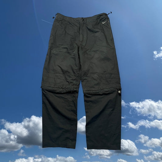 NIKE CARGOS / SHORTS